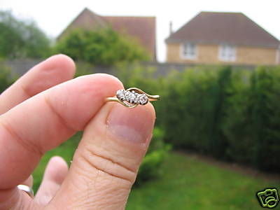 LADIES THREE STONE DIAMOND RING