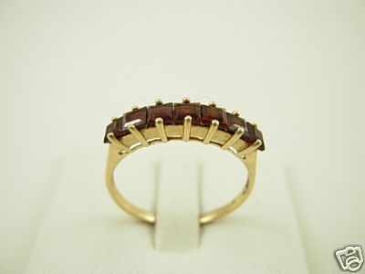 9ct gold garnet ring